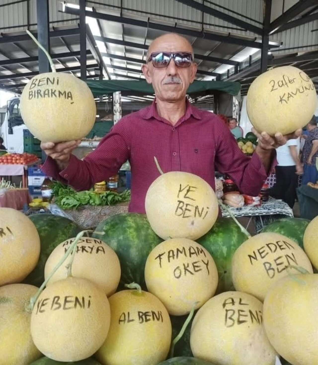 Muğla’da Gören Fotoğraf Çekti: Kavunlara Yazdığı Notlarla Gündem Oldu 1